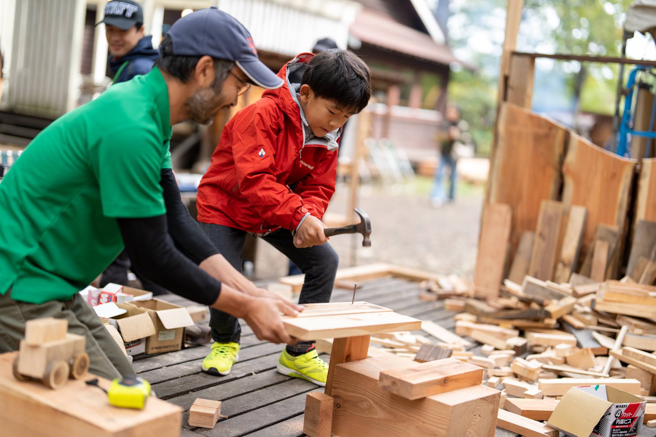 木工スタッフと子ども