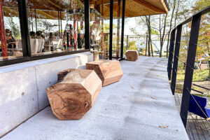 軽井沢コモングラウンズに広葉樹のベンチを設置