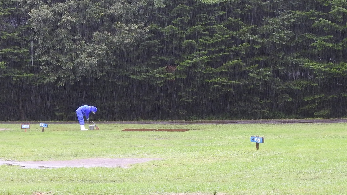 雨の中サイトチェックをする
