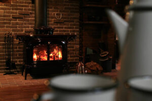 【日経新聞 NIKKEIプラス1】<br>薪ストーブの宿ランキングで全国1位に選出